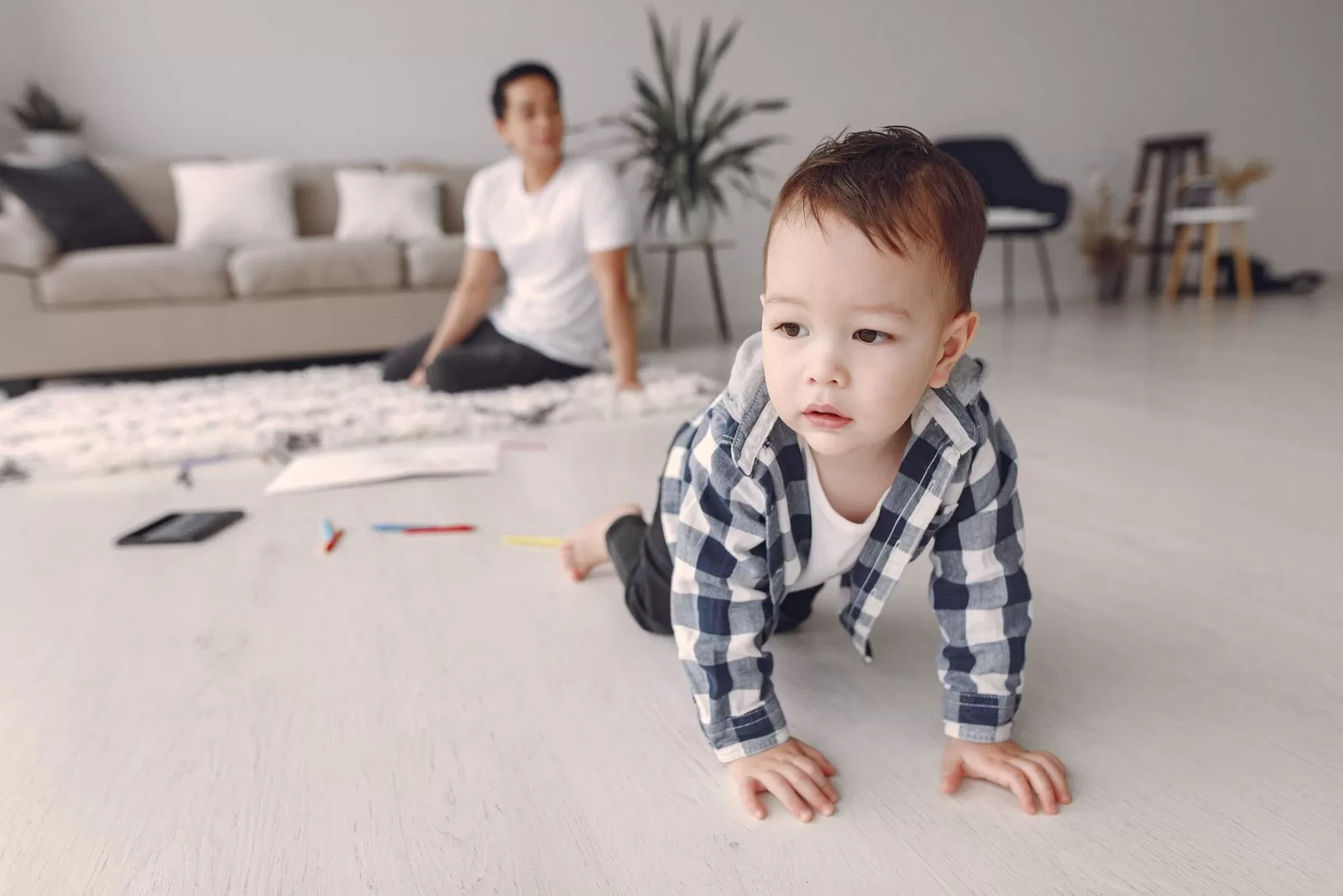 Best Baby Play Mats in India: 5 Safe, Foldable Picks for Tummy Time and Crawling A baby crawling on the floor at home while a parent watches, the scene the best baby play mats in India are designed for