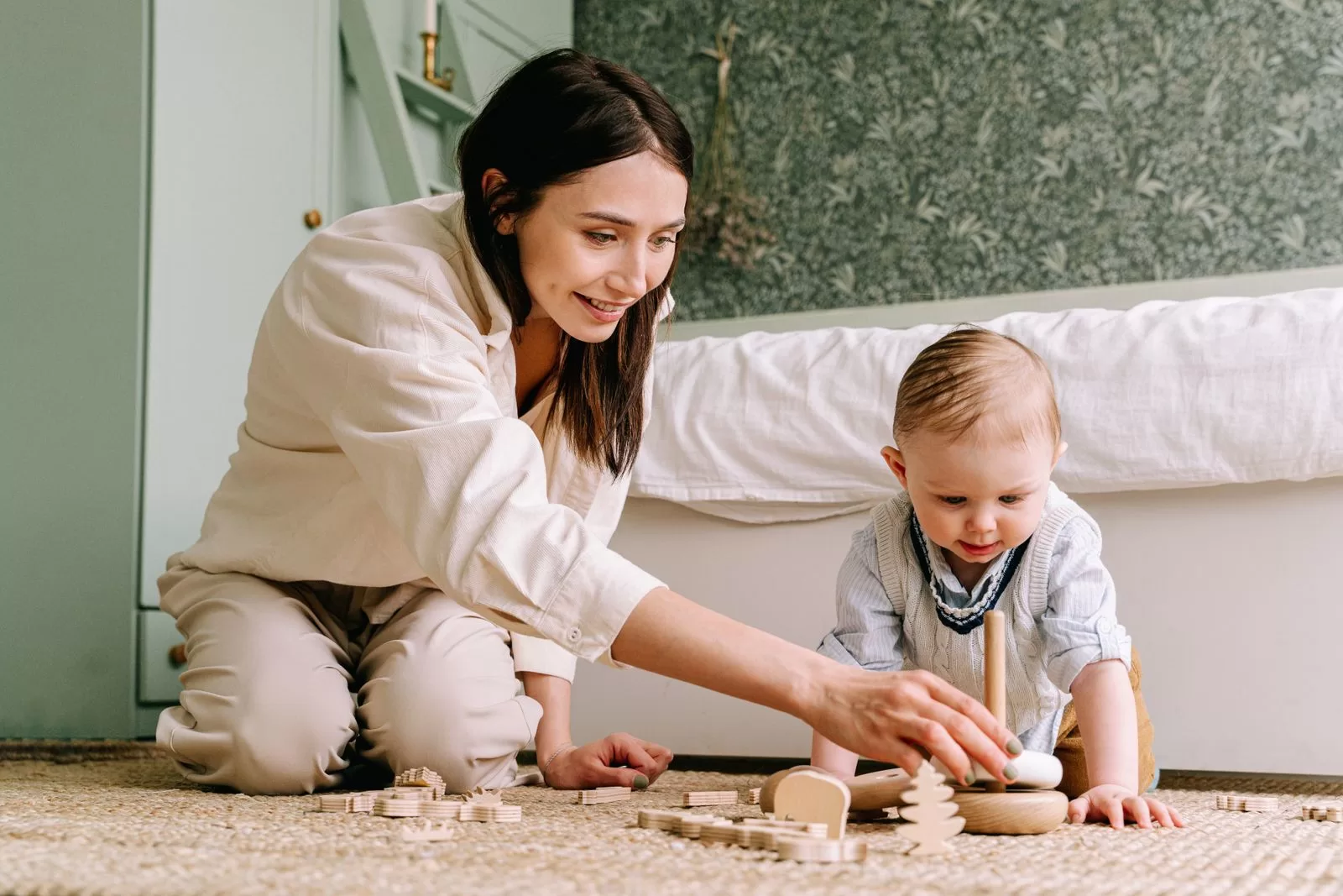 Best Baby Play Mats in India: 5 Safe, Foldable Picks for Tummy Time and Crawling A parent and baby playing on a clean floor mat at home, the easy to wipe surface parents want from a baby play mat